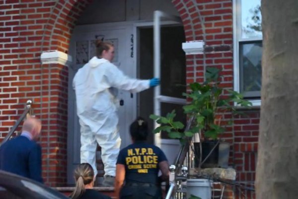 融丰配资 86岁华人在家中死亡一星期，死亡现场恐怖：遗体被多层衣物包裹，脖子上缠着围巾